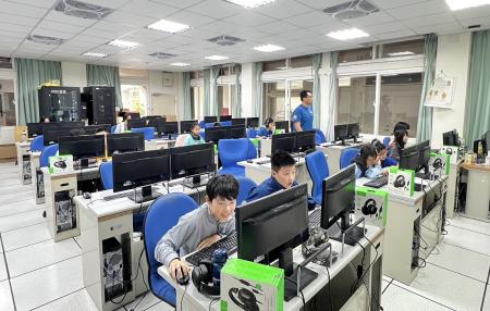 教育處昨舉辦114學年度Scratch貓咪盃縣內選拔賽，國中、國小共有4組可獲得參加全國賽資格。（圖／文：馮紹夫）