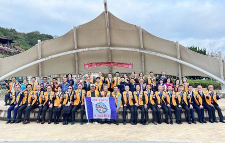 國際獅子會300C-2區捐贈白馬王公園休閒座椅，副縣長陳冠人、議長張永江等貴賓共同見證。（圖／文：馮紹夫）