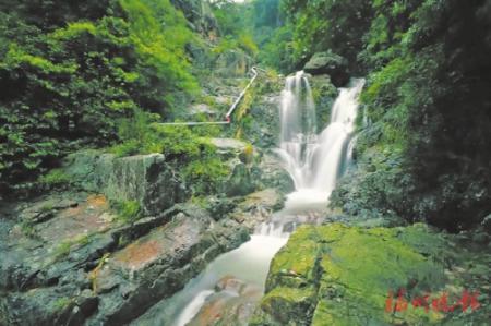 豐水期的龍潭曉瀑。