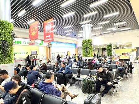 台馬海運連日停航，旅客前往機場等待候補；昨（10）天有2班飛機因側風過大返航。（圖／文：馮紹夫）