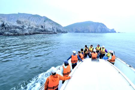 「海上看東引」觀光活動，遊客從海上角度探索壯麗海岸線與奇岩景觀。（圖：本報資料照片）