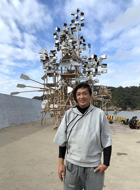 第三屆馬祖國際藝術島作品《漁夢》、其創作者朱威龍與澳口的釣客，彷彿已成為馬祖日常風景中不可分割的一部分。（圖／文：王致潔）