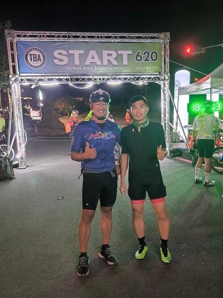謝家元（右）以27小時23分47秒的成績完成TBA「四極燈塔620」挑戰，成為馬祖第一位完成該項極限挑戰的車友。（圖：謝家元提供）