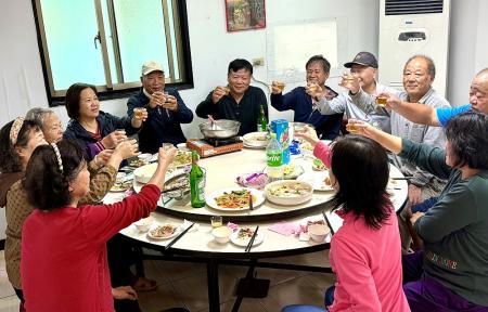 莒光鄉第47屆榮民節聯誼餐會，榮民們舉杯同歡。（圖／文：蔡夢玲）
