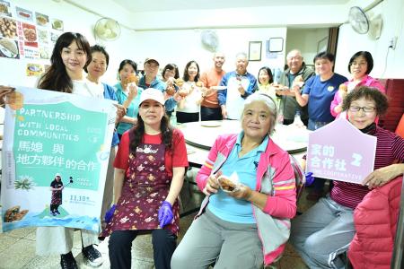 「馬媳會—家的合作社」系列活動壓軸場於東引舉行，「馬媳」林碧英女士親自示範「烰蠣餅」製作過程，並分享家鄉味背後的故事與情感。（圖／文：陳其敏）