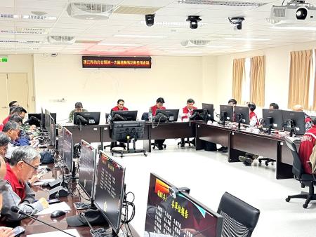 鳳凰颱風靠近，連江縣災害應變中心3級開設，昨天下午召開首次防颱會議。（圖／文：馮紹夫）