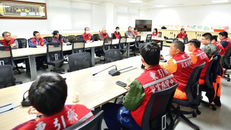 東引鄉災害應變中心緊急召開防颱會議，由指揮官林德建主持，邀集消防、海巡、電力及各公務單位共同做防颱整備，確保各項防災措施落實到位。（圖／文：陳其敏）