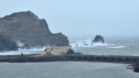 強風巨浪籠罩　東引對外交通全面中斷