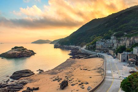 交通部觀光署第2屆觀光亮點獎，芹壁聚落獲選全國十大景點；代理秘書長陳明傑代表受獎。（圖：交旅局）