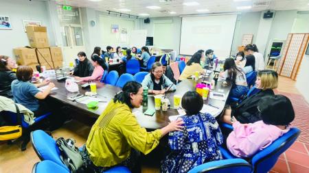 為讓社政及托育人員更貼近兒童需求，民社處舉辦教育訓練，引導學員以兒童視角思考，將《兒童權利公約》精神落實於日常工作。（圖：縣府民社處）