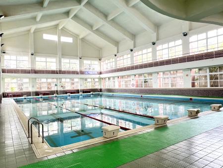 天氣漸冷，珠螺泳池人數銳減，教育處預計11月17日起閉館。（圖／文：馮紹夫）