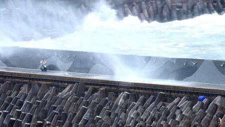 穿越惡浪。（圖與文：陳其敏）