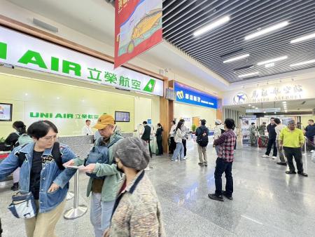 為疏運因颱風滯留旅客，國防部13日啟動2架次軍機疏運；南竿約30到40人滯留。（圖／文：馮紹夫）