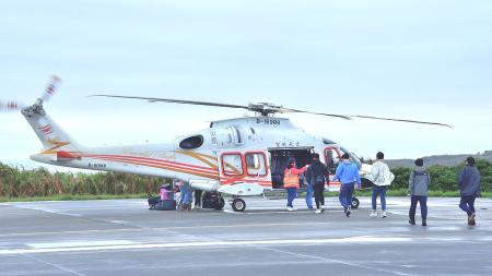 歷經三天停飛後， 3日南竿-東引直升機航班恢復飛航，疏運近40名旅客往返。（圖／文：陳其敏）