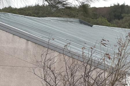 東莒國小體育館屋頂屋脊板遭強風吹起，目前暫時封館。（圖／文：蔡夢玲）