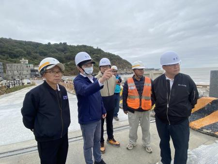 兩位議員與工務處前往塘后橋會勘，主要針對橋梁路面修繕與銜接落差等問題實地查看，要求加強改善與安全維護。（圖／文：鄭禮頤）