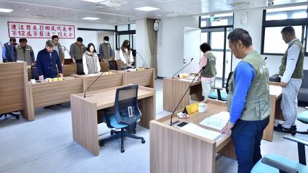 東引鄉民代表會第12屆第6次定期大會於會議開始前，由主席陳子驎率領全體與會人員起立默哀，追悼上個月辭世的劉家宏副主席。（圖／文：陳其敏）