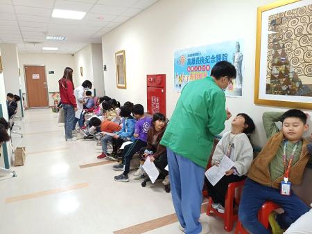 教育處「馬祖離島兒少遠視儲備計畫」，14日、15日高雄長庚紀念醫院吳佩昌醫師率隊來馬為194位有近視傾向的學子複檢。（圖：縣府教育處）