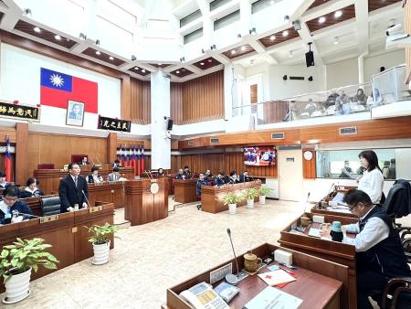 縣議會定期大會議員針對縣長施政報告進行質詢。（圖／文：馮紹夫）
