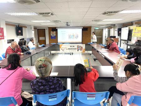 講師以實例講解勞動法令，並與民眾進行有獎徵答，提升學習效果。（圖／文：鄭禮頤）