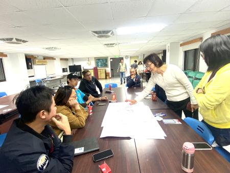 交旅局北竿辦理人本道路工作坊，與會成員討論塘岐重要路段改善方向，團隊並以示意圖說明規劃內容。（圖／文：鄭禮頤）