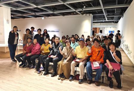 藝術島作品《十人十海》的策展人、藝術家與協作者齊聚行動沙龍，透過口述分享共同為馬祖留下珍貴的歷史記憶與文化紀錄。（圖：縣府文化處）