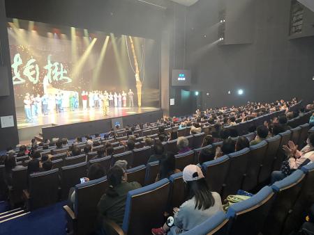 馬祖原創閩東語音樂劇《馬祖心情記事7－拍楸》昨首演滿場，掌聲不斷。縣長王忠銘感謝製作與演出團隊，讓馬祖故事被更多人聽見。（圖／文：王致潔）