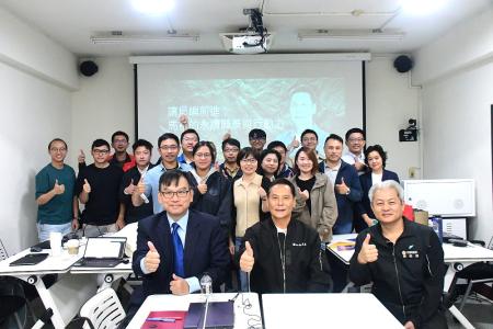 縣長王忠銘與海大首屆永續發展碩專班學子分享馬祖永續願景與施政成果。（圖／文：王致潔）