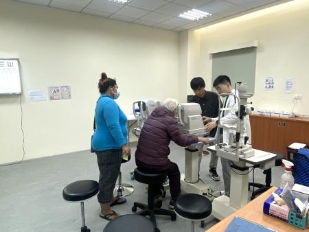 醫護團隊於北竿衛生所進行視力檢查與問診，展現專科義診的完整與專業。（圖／文：鄭禮頤）