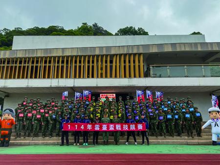 馬防部參賽官兵賽前合影。
