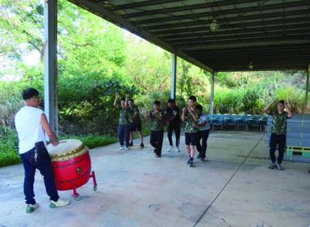 隊員配合鼓聲練習。