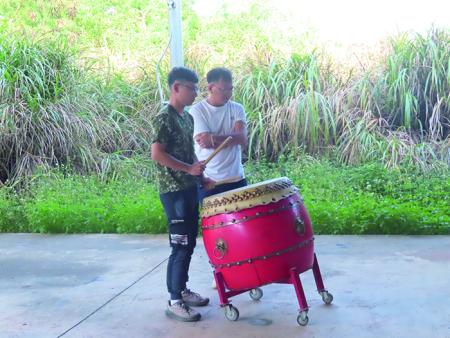 老師示範擊鼓。