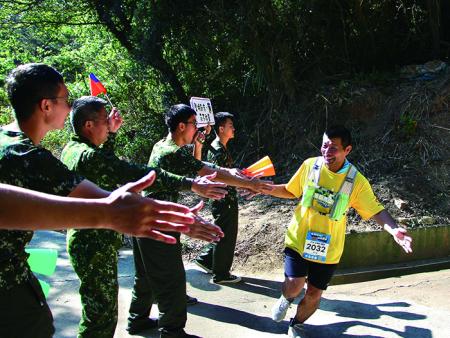加油團與跑者熱情擊掌。