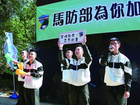 加油團熱烈歡呼及打氣。