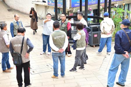 東引鄉民代表會鄉政考察，針對污水排水孔蓋造成的環境安全問題及木造涼亭構件損壞及油漆剝落情況，與公所討論改善方向。（圖／文：陳其敏）