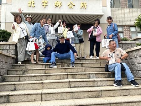 旅客至北竿鄉公所兌領島嶼限定高粱酒，為旅程增添暖心回憶。（圖／文：鄭禮頤）