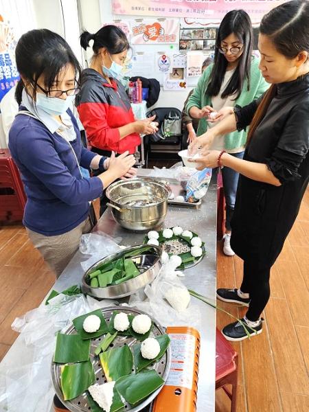 民社處舉辦手作糯米糍課程，不僅推廣馬祖傳統美食，也鼓勵在地微型創業，共吸引約30位鄉親一同體驗。（圖：縣府民社處）