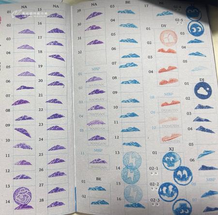 英國的聲音藝術家James A.Holland回訪馬祖國際藝術島，完成79件作品集章。（圖：文化處）