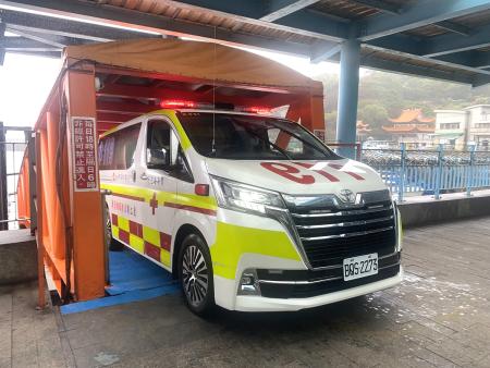 北竿消防分隊救護車將患者送往南竿縣立醫院接受進一步檢查。（圖／文：鄭禮頤）