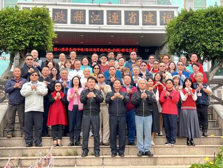 隨著新年的腳步越來越近，營造年節喜氣氛圍，連江縣政府11月17日進行115年賀歲影片拍攝，由縣長王忠銘、副縣長陳冠人及代理秘書長陳明傑率領縣府團隊向民眾賀歲拜年，展現團結與祝福的熱情，為鄉親送上最誠摯的新年祝福。