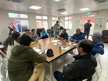 與會人員共同討論活動中心新建案規劃，公所、鄉代、農會及村方等代表一同針對場址與規劃方向交換意見。（圖／文：鄭禮頤）