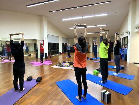 北竿鄉「冬藏養身瑜珈」開課，學員在柔和燈光與頌缽聲中放鬆身心，並在老師帶領下進行伸展與調息練習。（圖／文：鄭禮頤）