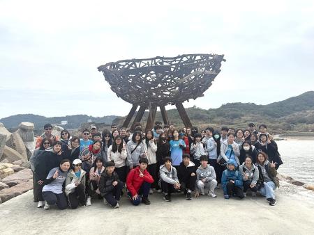 中山國中57週年校慶活動，師生搭乘黃魚公車進行南竿藝術島參訪之旅。（圖／文：王致潔）