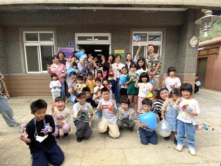 塘岐附幼舉辦親職教育活動，走讀坂里聚落，親子完成小盆栽手作，展現創意與笑容。（圖／文：鄭禮頤）