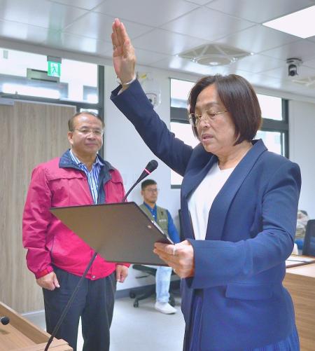 東引鄉民代表會20日舉行副主席宣誓就職，新任副主席張雪華在縣府參議劉德全監誓下完成宣誓，正式履新。（圖／文：陳其敏）