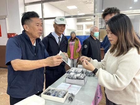 佛教慈濟基金會送愛到莒光，免費致贈有需要的鄉親太陽眼鏡，減少紫外線及海水折射對鄉親眼睛的雙重傷害。（圖／文：宋幸儒）