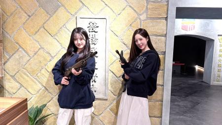 韓籍啦啦隊成員李晧禎與師妹鄭雪兒一同來馬祖旅遊，感受馬祖魅力。（圖：馬管處）