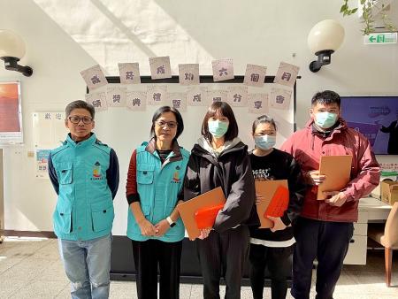 局長陳美金為成功戒菸滿6個月的學員頒發獎狀及獎金，肯定他們的堅持與毅力，也感謝他們為自身健康所做出的努力。（圖／文：王致潔）