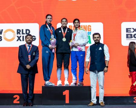 陳念琴(中)榮獲WB拳擊年終賽女子65公斤級金牌。圖：WB臉書專頁。