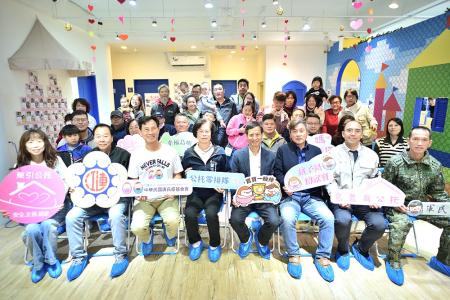 東引鄉公共托育中心「愛在東引、10年相伴」十週年慶祝活動，各界貴賓、家長與幼兒齊聚一堂，共同見證重要里程碑。（圖／文：陳其敏）